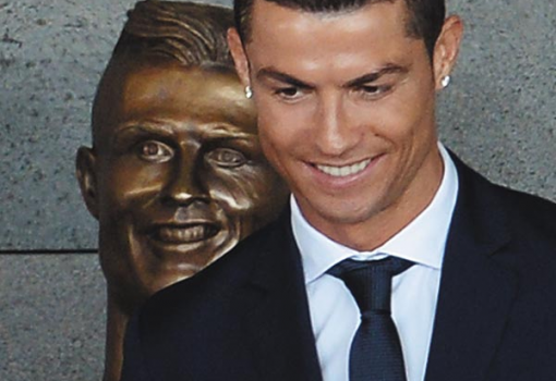<h1>Cristiano Ronaldo  szobra előtt - Forrás: Profimedia</h1>-