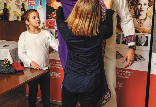 <h1>Kiss Gergő már rutinosan bújt tógába</h1>-