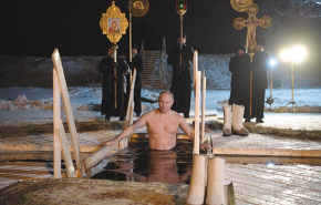 Jeges vízben villantott Putyin