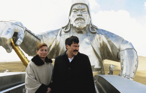 Áder és felesége Dzsingisz kán monumentális szobra előtt küzd a széllel