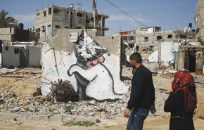 Kiscicák, pálmafás csendéletek és játszóterek a szétbombázott házakon