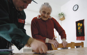 Adnak, elfolyik - Nyugdíjemelések és költekezésbe hajszolt idősek
