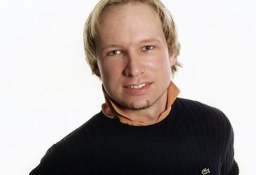 <h1>Anders Behring Breivik 32 éves bionövénygazda. Két engedélyezett lőfegyvere van, egy lövészklub tagja. „Jobboldali keresztény fundamentalista” 
és a „multikulturális  társadalom ellensége, nacionalista” – írja magáról a közösségi oldalakon. 92-szeres gyilkos.</h1>-
