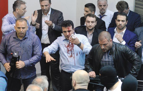 Vérző fejű pártvezér a parlament üléstermében - Erőszak Macedóniában