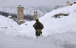 A fotón katona vigyáz, hogy csak a mentőcsapatok mehessenek a területre