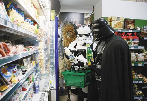 <h1>Darth  Vader birodalmi rohamosztagos-kísérettel shoppingol - Fotó: Valentyn Ogirenko, Reuters</h1>-