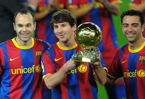 <h1>A Barca-trió: Iniesta és Xavi között az Aranylabda-győztes Messi</h1>-