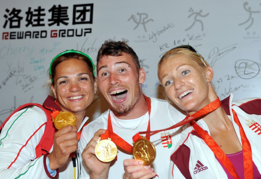 <h1>Pekingi aranyérmesek: Kovács Katalin, Vajda Attila, Janics Natasa. A pólósok hiányoznak a fotóról</h1>-