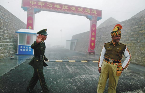 Tibet tragédiájának árnyéka kísért - Kínai 'útépítők' Bhután határán - Atomhatalmak katonai felvonulása