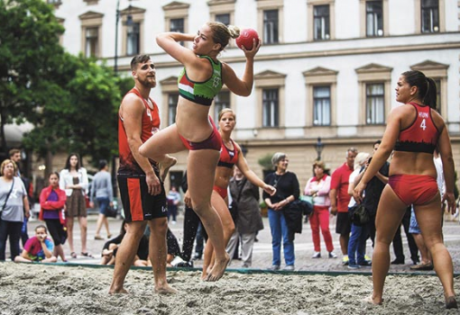 <h1>Edzenek a strandkézilabdavilágbajnokságra készülő magyar lányok - Fotó: Marjai János, MTI</h1>-