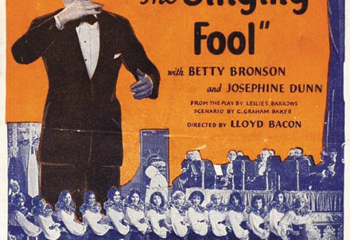 <h1>Magyarországra 1929. szeptember 20-án jutott el
a hangosfilm. Az éneklő bolond című zenés filmről Karinthy Frigyes is írt Az Estben</h1>-