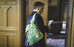 Orbán hátizsákja került múzeumba - a rendszerének kellett volna