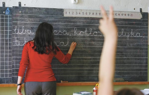 Béremelés csökkentéssel: így „nő” a pedagógusok fizetése