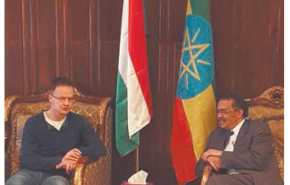 A hét diplomatája: Így ült le tárgyalópartnerével Szijjártó