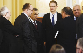 Rejtélyes barátság, titokzatos utak - idő kérdése, hogy Orbán ne titkolhassa tovább