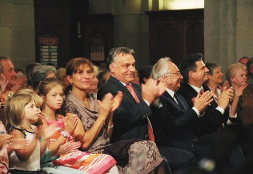 <h1>Egy fura látogatás képei. A Zürichben fellépő székelyföldi gyerekkórus honlapjára feltöltött képeken Orbán Viktor mellett Nagy István nagykövet mosolyog és tapsol - Forrás: fili.hu</h1>-