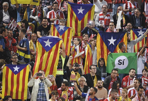 <h1>A Barca-drukkerek katalán zászlókkal fejezik ki, hova is tartoznak - Fotó: Josep Lago, AFP</h1>-