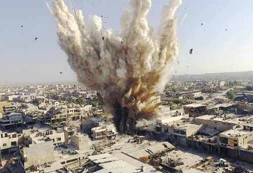<h1>Egy orosz harci gép bombája csapódik be egy aleppói épületbe - Fotó: Muhammed Sheekh, Getty Images Hungary</h1>-