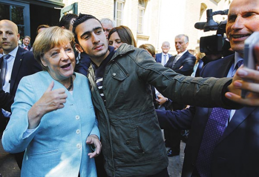 <h1>Angela Merkellel szelfizik egy menekült - Fotó: Fabrizio Bensch, Reuters</h1>-