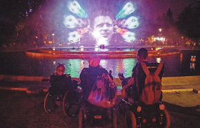 Esténként magyar hírességek portréi a színes vízfüggönyben