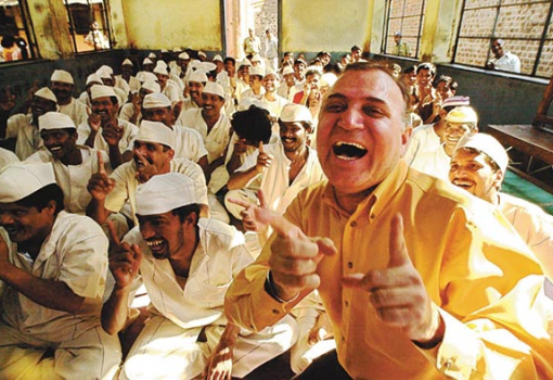 <h1>A nevetés boldogságteremtő erejére dr. Madan Kataria indiai pszichológus is esküszik, aki kacagóklubot hozott létre Bombayben (a képen épp egy börtönben tart órát)</h1>-