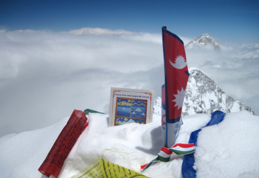 <h1>Magyar nemzetiszínű szalag a nepáli lobogón. A Lhotse 8561 méteres csúcsán. Két magyar hegymászó: Gál László és Erőss Zsolt jutott fel</h1>-