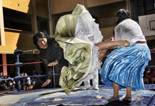 <h1>Daniele Tamagni: két cholita harca La Paz városában</h1>-
