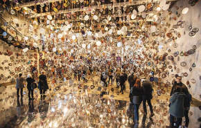 Tízezer színes tükröződő álomfogóból készített látványos installációt Nick Cave