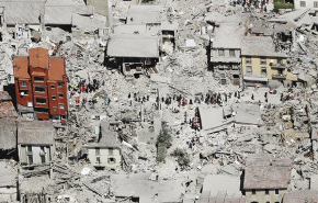 A hírügynökségek megrázó képein egy 'lebombázott' város látszik