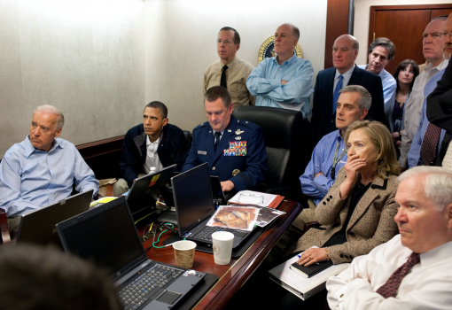 <h1>Akik a Fehér Ház ablaktalan, különlegesen védett szituációs szobájában az Oszama Bin Laden elleni kommandós akciót élőben nézhették végig (balról jobbra): Joe Biden, az Egyesült Államok alelnöke, Barack Obama, az Egyesült Államok elnöke, Marshall Webb dandártábornok, az egyesített különleges erők parancsnoka, Mike Mullen tengernagy, vezérkari főnök, Thomas Donillon nemzetbiztonsági tanácsadó, Bill Daley, a Fehér Ház kabinetfőnöke, Tony Blinken, Biden alelnök nemzetbiztonsági tanácsadója, Audrey Tomason, a Fehér Ház terrorelhárítási igazgatója, John Brennan, a Fehér Ház terrorelhárítási tanácsadója, James Clapper, a Nemzeti Hírszerzés igazgatója, Denis McDonough nemzetbiztonsági tanácsadó-helyettes, Hillary Clinton külügyminiszter, Robert Gates védelmi miniszter.

És a titokzatos papírok: a Fehér Ház úgy tette közzé a fenti fényképet, hogy a külügyminiszter előtt heverő, valószínűleg bin Laden tartózkodási helyéről készült térképeket kikockázták</h1>-