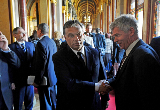 <h1>Polt Péter legfőbb ügyész az új alkotmányhoz gratulál Orbán Viktornak</h1>-