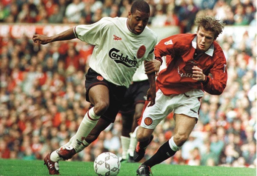 <h1>Angol foci: John Barnes, a Liverpool kapitánya a Manchester United majdani kapitánya, David Beckham ellen (Fotó: Reuters)</h1>-