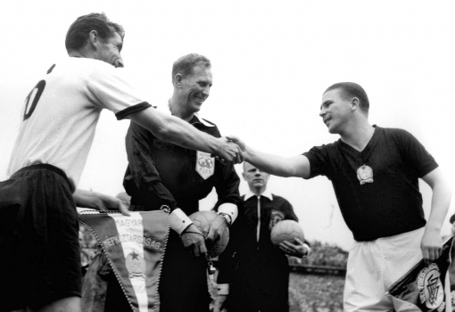 <h1>Fritz Walter és Puskás Ferenc: kézfogás a berni döntő előtt</h1>-