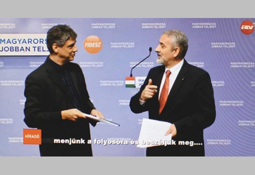 <h1>Gréczy Zsolt átadja Halász Jánosnak azt a programot, amelyről a Fidesz éppen sajtótájékoztatót tart</h1>-