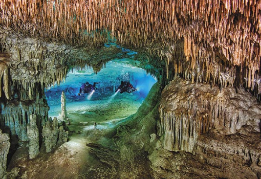 <h1>A titkok kapuja. Ez a szája a Yukatán-félsziget alatt tekergő barlangrendszernek. (Fotó: Herbert Meyrl/UPY 2018)</h1>-