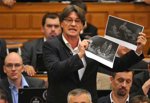 <h1>Pörzse fényképeken mutogatja a parlamentben a borzasztó orgiát</h1>-