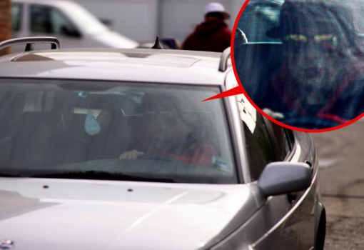 <h1>Lehet, hogy Brad Pitt ül az autóban? Facebook-oldalunkon szavazhatnak olvasóink 

(fotó: Halász Nóra)</h1>-