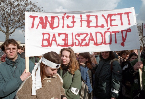 <h1>A tandíj ötlete nem először fogalmazódik meg az elmúlt húsz évben. 1993-ban az Antall-kormány idején Mádl Ferenc akkori miniszter is a bevezetése mellett érvelt, az 1994-es kampány során pedig már az MSZP, az MDF, a Fidesz és az SZDSZ programjában is szerepelt a tandíj. Először a Bokros-csomag részeként vezették be, ekkor egy szimbolikusnak tekinthető összeget, 2000 forintot kellett minden diáknak havonta fizetnie a tanulmányaiért, vagyis az akkori rendszerben öt év alatt összesen 100 ezer forintot fizetett volna egy hallgató a diplomájáért. A Bokros Lajos-féle koncepciót a Fidesz kormányra lépése után eltörölte.</h1>-