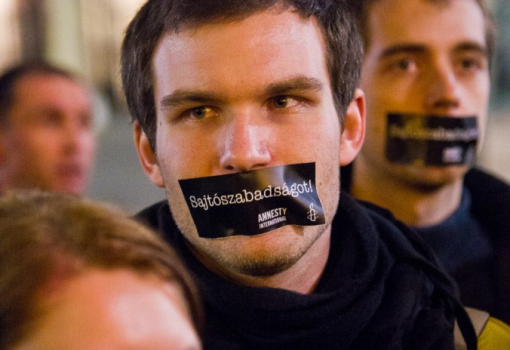 <h1>Leragasztott szájú tiltakozók a január 14-i Kossuth téri tüntetésen</h1>-