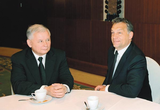 <h1>Egymásra figyelve: Jaroslaw Kaczynski és Orbán Viktor.
A lengyel–magyar barátság sok fejtörést okoz Európának</h1>-
