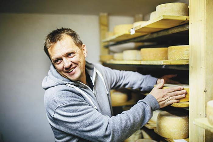 Sándor Tamás a sajtmanufaktúrájában - Fotó: Mudra László &mdash;  