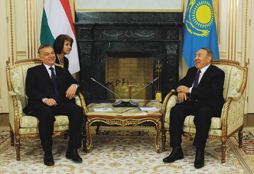 <h1>Orbán Viktor Nurszultan Nazarbajev kazah elnökkel kedélyeskedik. Diktatúrákkal könnyen megtalálja a közös hangot a miniszterelnök - Fotó: AFP</h1>-