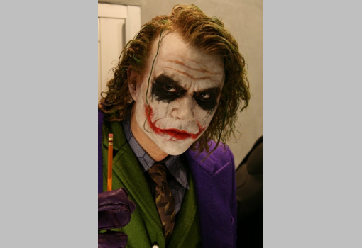 <h1>Ami a Joker-figurát igazán vonzóvá teszi a fiatalok számára, az a társadalmi berendezkedéssel szembeni lázadása.</h1>-
