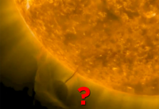 <h1>Halálcsillag csüng a Napon?

Érdekes jelenségre figyeltek föl a Napról készült hétfői képen az elemzők: a felszín közelében egy bolygó méretű, a Csillagok háborújából megismert Halálcsillaghoz hasonló képződmény lebegett a napkorona külső részében. A képen ráadásul úgy tűnik, mintha az objektum a Naphoz kapcsolódna egy szállal, vagy éppen „tankolna” az égitestből. Ugyan az ufóhívők fantáziáját egyből megmozgatta a felfedezés, az ilyen jellegű kiemelkedések a napkoronából ismertek a tudósok számára, de a jelenség keletkezése még mindig kutatások tárgya. Annyi biztos, hogy ezek a sötétebb foltok hűvösebb plazmából álló felhők, amelyek a mágnesesség miatt hosszú csőalakba rendeződnek. A nyúlvány végéhez kapcsolódó gömbalak pedig egy üreg a napkoronában. 

(Sz. K.)</h1>-