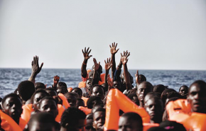 Mindeközben a tengeren – Afrikai menekültek ezrei halnak meg a lélekvesztőkön
