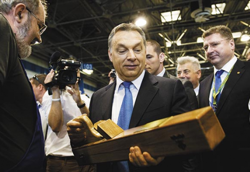 <h1>Orbán egy ajándékba kapott gyaluval - Fotó: Koszticsák Szilárd, MTI</h1>-