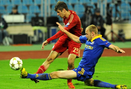 <h1>A BATE Boriszov játékosa (kékben) a Bayern klasszisával, Thomas Müllerrel csatázik</h1>-