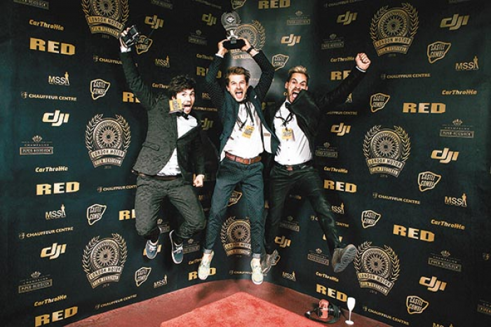 Öröm Londonban. Számos díj után (61. Országos Függetlenfilm Fesztivál; kreativ.hu filmpályázata) Oscar-díjjal felérő elismerést gyűjtött be a Turbometal autósblog. A London Motor Film Festivalon a kilenc srácból álló csapat Tesla P85 D tesztje (http://turbometal.hu/epizodok) bizonyult a legütősebbnek a Best Journalism Film kategóriában —