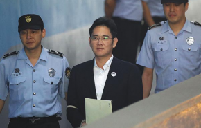 Korrupció vádjával öt év börtönre ítélték a Samsung cégbirodalom örökösét Dél-Koreában
