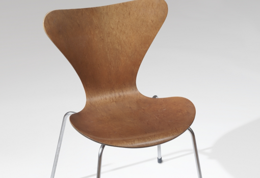 <h1>7-es szék: Arne Jacobsen tervezte 1955-ben a dán bútorgyártás legsikeresebb darabját. Alakja egy korszak szimbólumává vált, egyszerűsége, letisztultsága máig inspirálja a művészeket.</h1>-